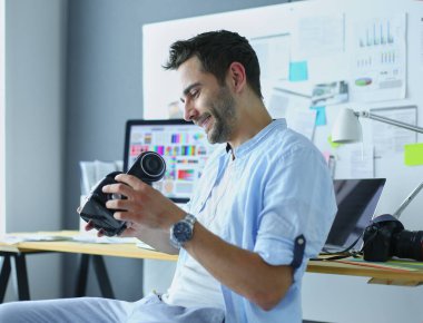 Genç erkek yazılım programcısı ofiste üç boyutlu sanal gerçeklik gözlükleriyle yeni bir uygulama test ediyor..
