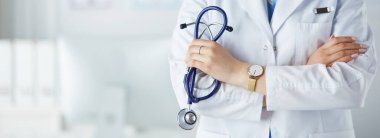Hastanede steteskoplu gülümseyen doktor kadın.