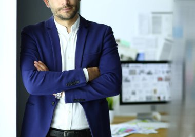 Genç erkek yazılım programcısı ofiste üç boyutlu sanal gerçeklik gözlükleriyle yeni bir uygulama test ediyor..