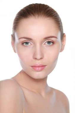 Yüzüne dokunan güzel bir spa kadını portresi