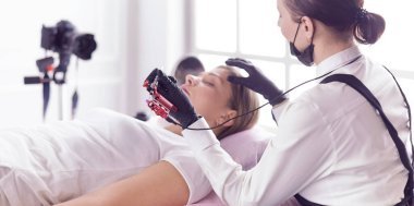 Mikroplu kaşlar güzellik salonunda akıyor..