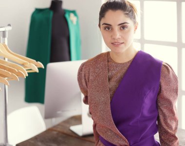 Askıları olan güzel bir stilist.