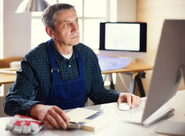 Ofisteki çizim masasında çalışan mimar