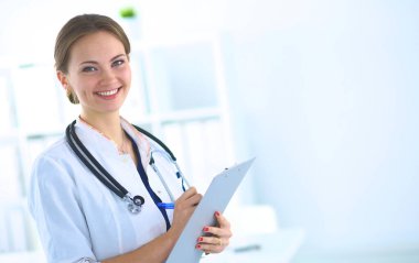 Kadın doktor hastanede duruyor.