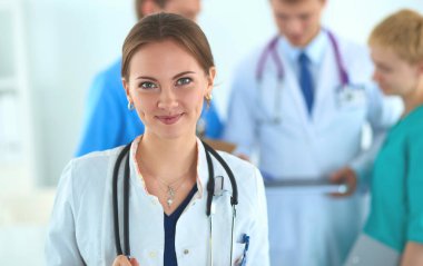 Tıp grubunun önünde çekici bir kadın doktor.