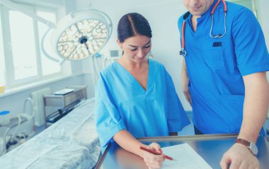 Ameliyathanede çalışan bir cerrah.