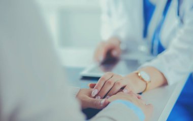 Kadın doktor bir hastaya danışmanlık yapıyor ve tıbbi bilgi ve teşhisi açıklıyor.