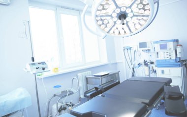 Modern klinikteki ameliyathane.