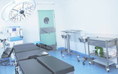 Modern klinikteki ameliyathane.