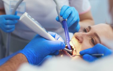 Doktor ve hasta diş kliniğinde.