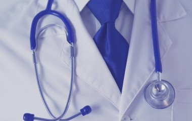 Yakışıklı doktor genç bayan hastasıyla konuşuyor ve ofisinde otururken notlar alıyor..