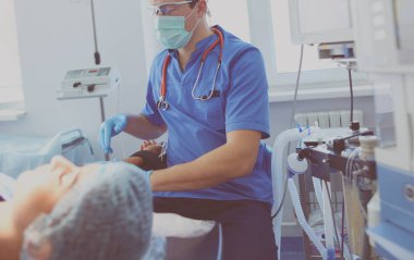 Ameliyathanede çalışan bir cerrah.