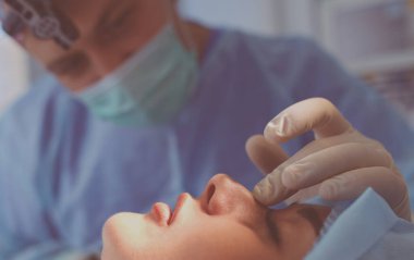 Ameliyathanede çalışan bir cerrah.