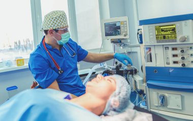 Ameliyathanede çalışan bir cerrah.