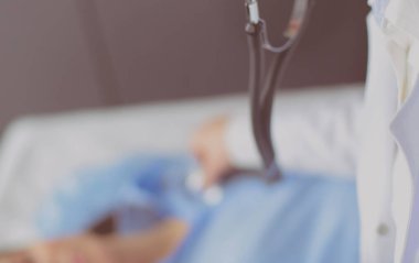 Doktor ve hasta masada otururken bir şey tartışıyorlar. İlaç ve sağlık hizmetleri kavramı