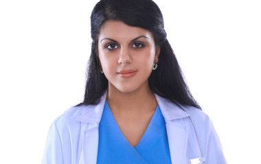 Steteskoplu doktor kadın duvarın yanında duruyor.