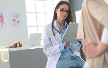 Doktor ve hasta masada otururken bir şey tartışıyorlar. İlaç ve sağlık hizmetleri kavramı