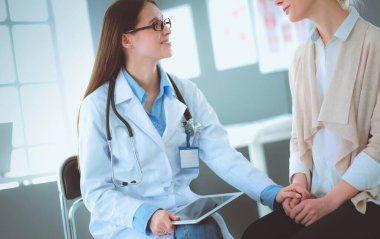 Doktor ve hasta masada otururken bir şey tartışıyorlar. İlaç ve sağlık hizmetleri kavramı