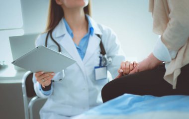 Doktor ve hasta masada otururken bir şey tartışıyorlar. İlaç ve sağlık hizmetleri kavramı