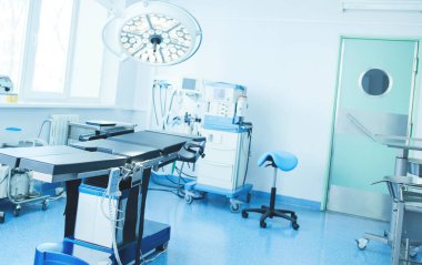 Modern klinikteki ameliyathane.