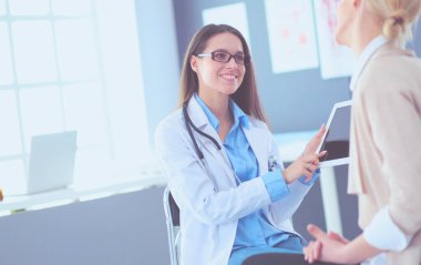 Doktor ve hasta masada otururken bir şey tartışıyorlar. İlaç ve sağlık hizmetleri kavramı