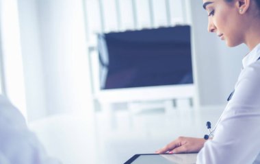 Başarılı tıp doktorları konferans boyunca belgeleri tartışıyor ve gülümsüyor.