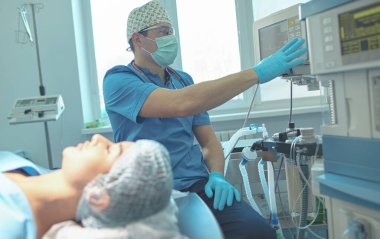 Ameliyathanede çalışan bir cerrah.