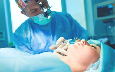 Ameliyathanede çalışan bir cerrah.