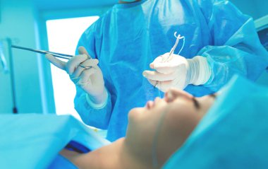 Ekip cerrahı ameliyathanede.