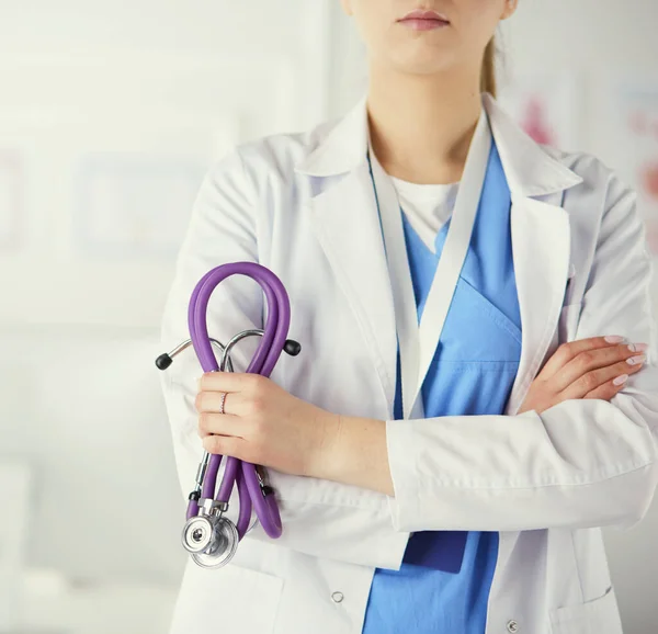 Tersenyum dokter wanita dengan stetoskop di rumah sakit — Stok Foto