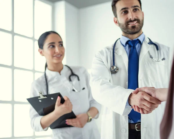 Profesionální lékaři potřesení rukou v nemocnici, stojí spolu — Stock fotografie