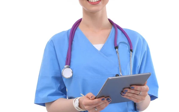 Médico femenino usando una tableta digital y de pie sobre fondo blanco. Mujeres doctores. —  Fotos de Stock