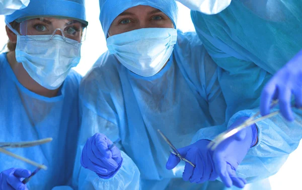 Abaixo a visão de cirurgiões segurando instrumentos médicos nas mãos — Fotografia de Stock