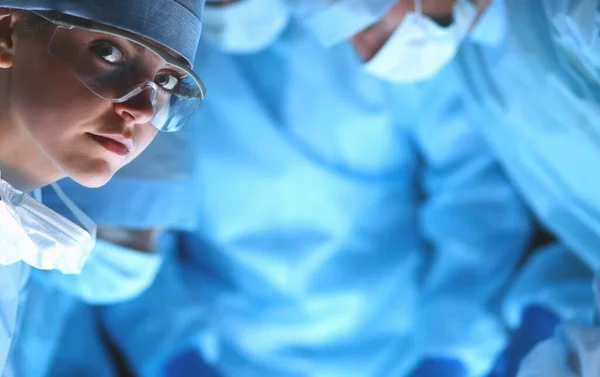 Mladý chirurgický tým na operačním sále — Stock fotografie
