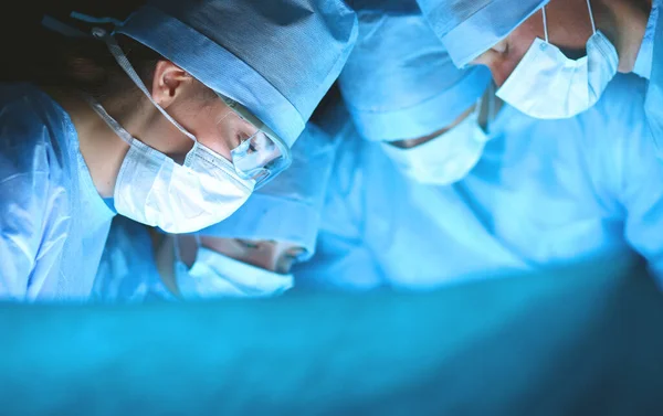 Equipe de cirurgia jovem na sala de cirurgia — Fotografia de Stock