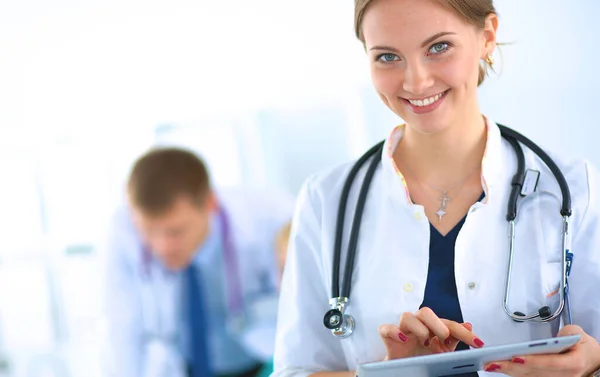 Ung kvinnelig lege som holder en tablett pc – stockfoto
