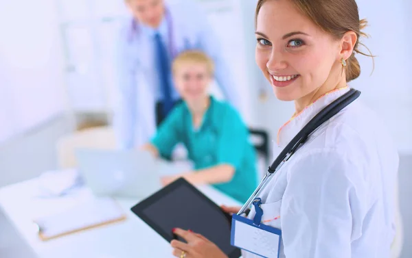 Mujer joven médico sosteniendo un comprimido pc — Foto de Stock