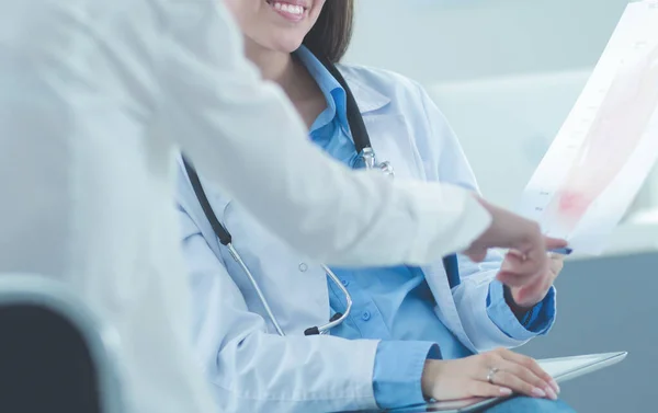 Dottore e paziente discutono di qualcosa mentre sono seduti al tavolo. Medicina e concetto di assistenza sanitaria — Foto Stock