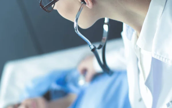 Doctor y paciente discutiendo algo mientras están sentados en la mesa. Concepto de medicina y salud — Foto de Stock