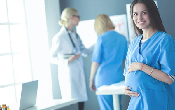 Όμορφη χαμογελαστή έγκυος γυναίκα με το γιατρό στο νοσοκομείο — Φωτογραφία Αρχείου