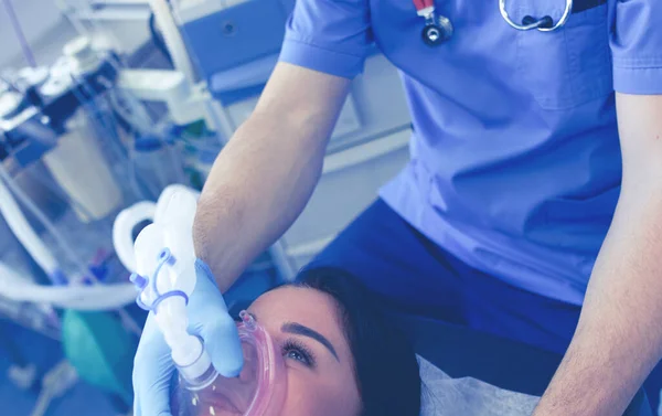 Chirurg bei der Arbeit im OP — Stockfoto