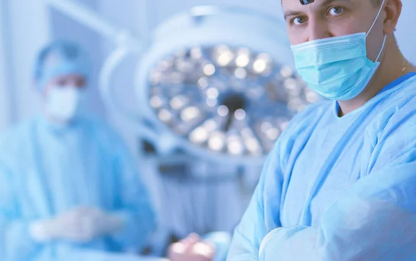 Muž chirurg na pozadí v operačním sále — Stock fotografie