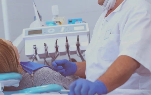 Médico e paciente na clínica odontológica — Fotografia de Stock