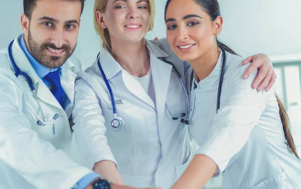 Squadra medica di successo. Medici fiduciosi squadra in piedi insieme e sorridente — Foto Stock