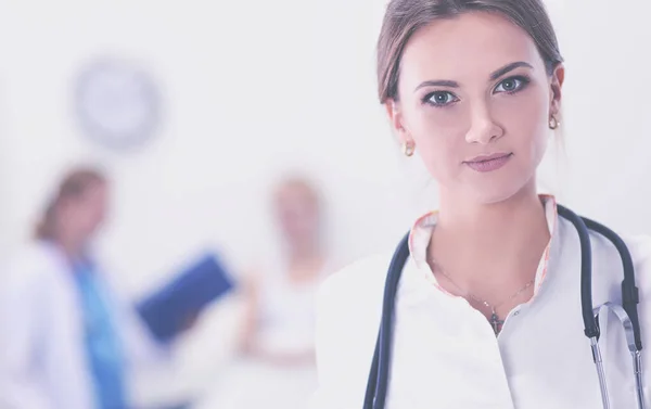 Retrato de mulher médico em pé no hospital — Fotografia de Stock