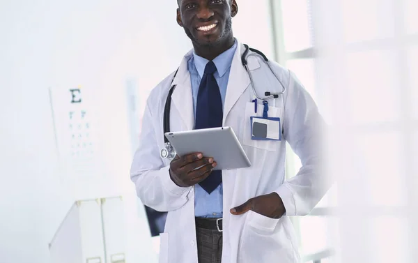 Schwarzer Arzt mit Tablet-Computer im Krankenhaus — Stockfoto