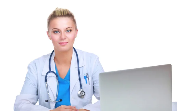 Una doctora trabajando aislada sobre fondo blanco — Foto de Stock