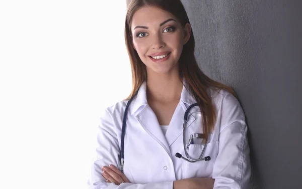 Médecin femme avec stéthoscope isolé sur fond gris — Photo