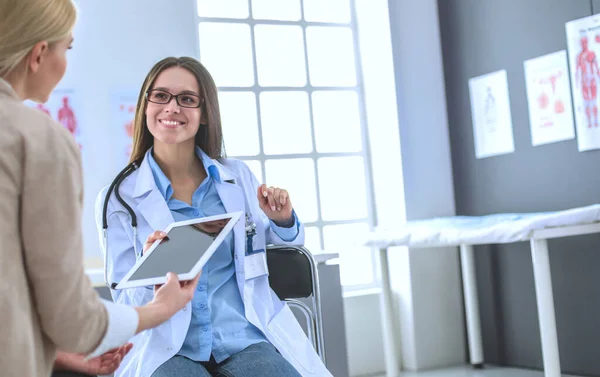 Docteur et patient discutant de quelque chose assis à la table. Médecine et soins de santé concept — Photo