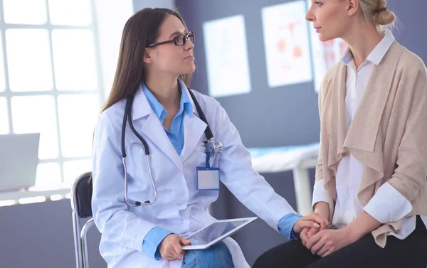 Médico e paciente discutindo algo enquanto se senta na mesa. Conceito de medicina e cuidados de saúde — Fotografia de Stock